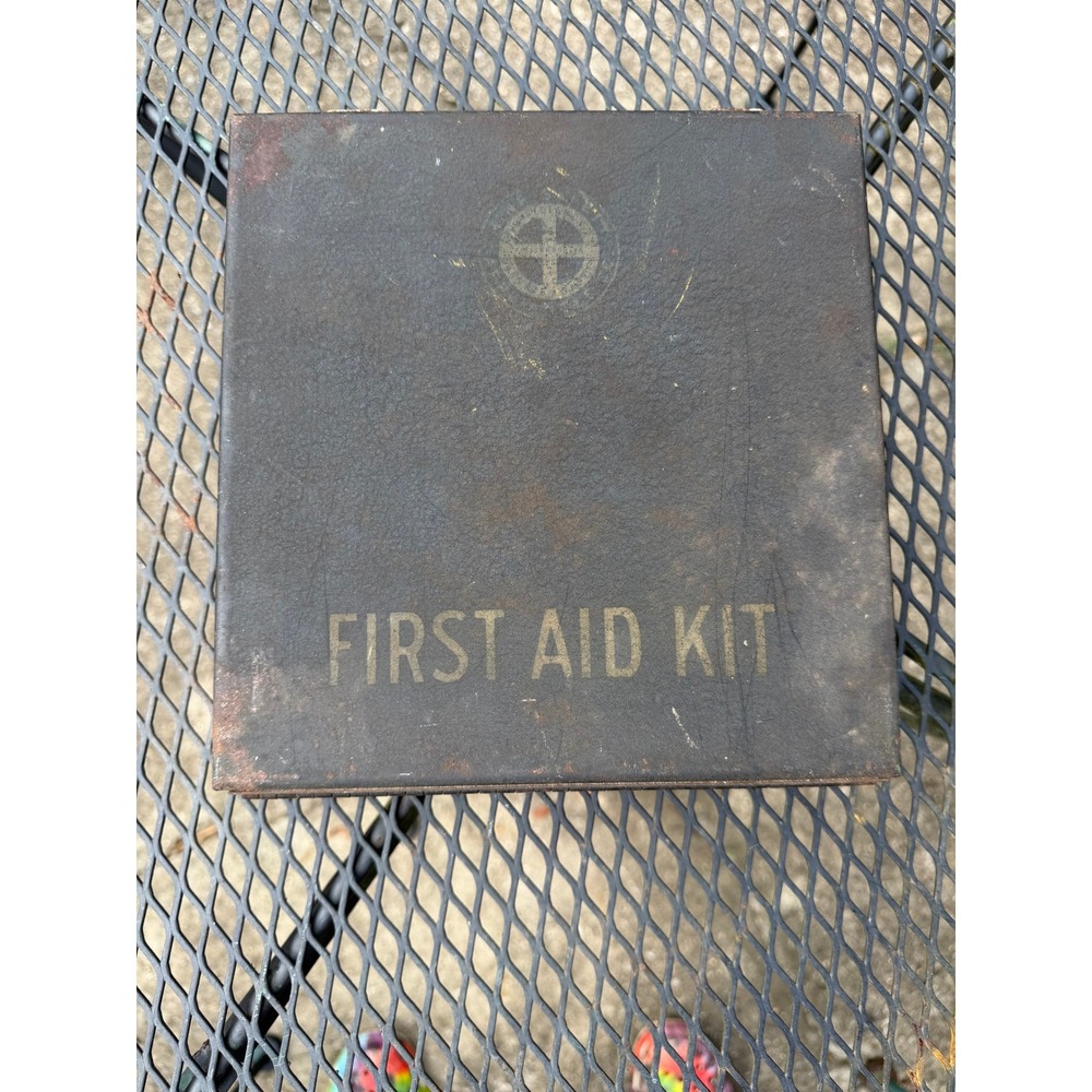Vtg Sinclair Prairie Oil Company First Aid Kit Metal Box 1944 Industrial Decor